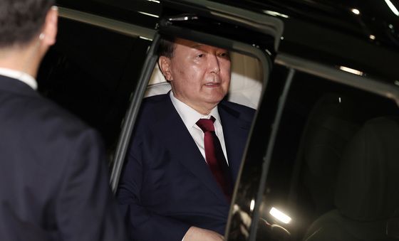 소환조사 마치고 귀가하는 윤석열 전 대통령