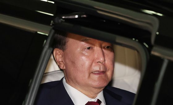소환조사 마치고 귀가하는 윤석열 전 대통령