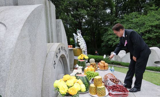 헌화하는 우원식 국회의장