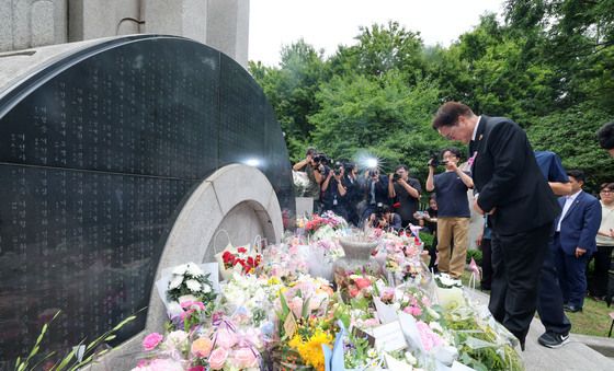 삼풍참사위렵탑에 참배하는 우원식 국회의장