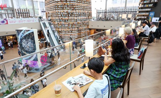 '후텁지근한 날씨에 실내로'