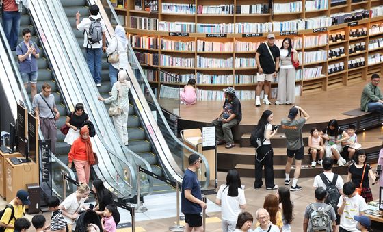 덥고 습한 날씨…'시원한 실내로'