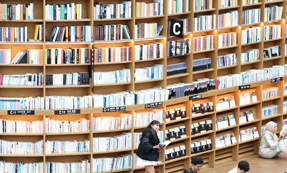 덥고 습한 날씨…'시원한 실내로'