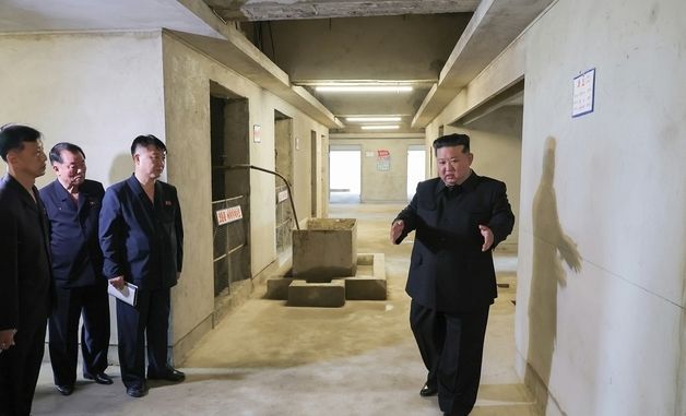 강동군 병원 건설현장 구석구석 살펴보는 김정은