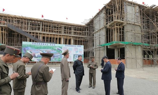 김정은, 강동군 병원·종합봉사소 건설현장서 '성공적 완공' 강조