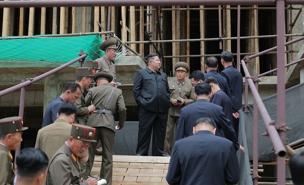 강동군 병원 건설현장서 간부들에 지시하는 김정은