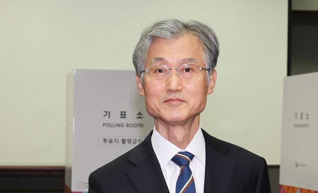 제21대 대통령 선거 투표하는 조희대 대법원장