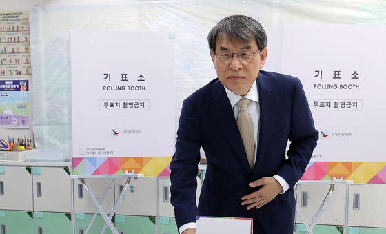 투표하는 노태악 위원장