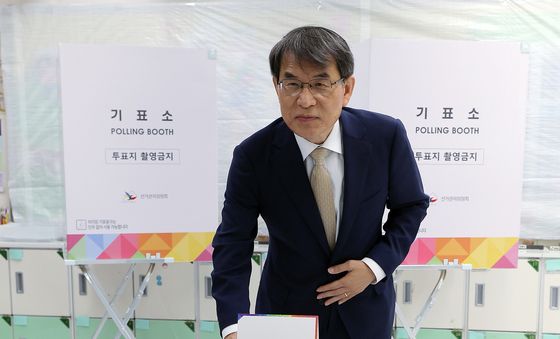 투표하는 노태악 중앙선관위원장