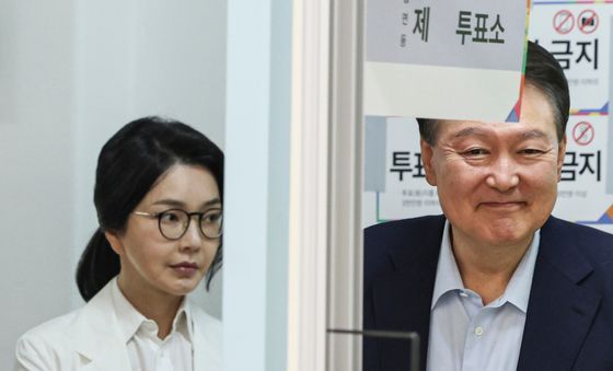 투표소 대기하는 윤석열 전 대통령 부부