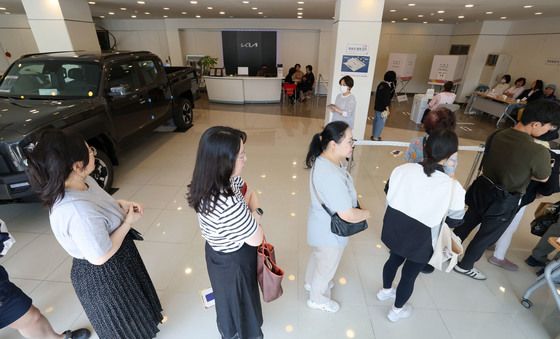 기아 자동차대리점서 투표하는 유권자들
