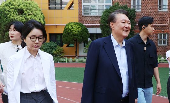 웃으며 투표소 떠나는 윤석열 전 대통령