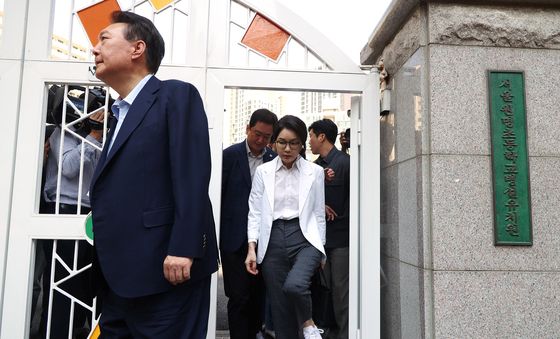 대선 투표 마친 윤석열 전 대통령 부부