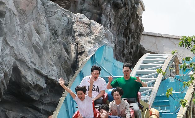 투표 마친 시민들 '놀이공원으로'