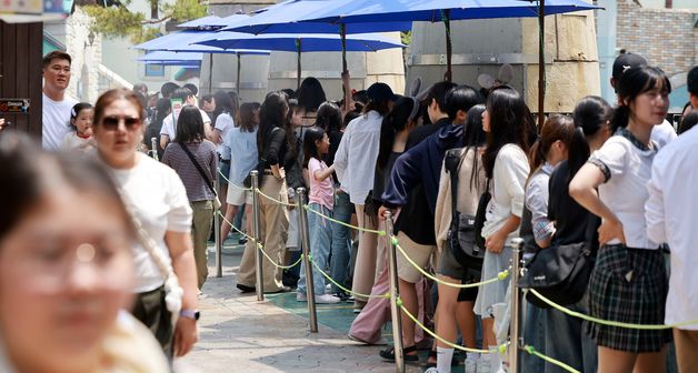놀이기구를 타기 위한 긴 기다림