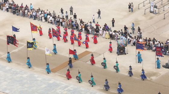 투표 후 나들이 즐기는 시민들