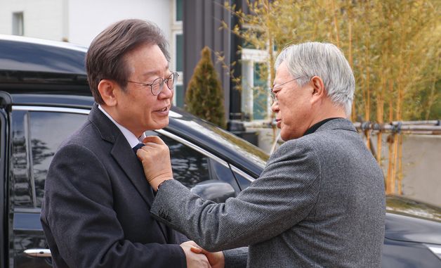 [이재명 당선 확실]피습 부위 살펴보는 문재인 전 대통령