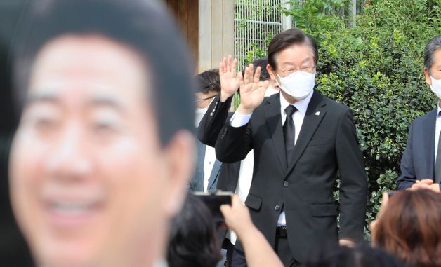 [이재명 당선 확실]대표 취임 후 봉하마을 찾은 이재명