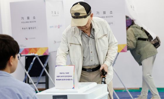 투표하는 유권자들