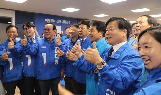 민주당 울산 선대위 '환호'