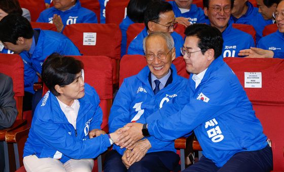 악수하는 박찬대·강금실