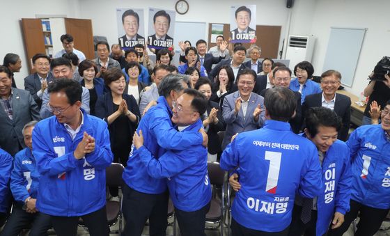 포옹하는 민주당 충북도당 당직자들