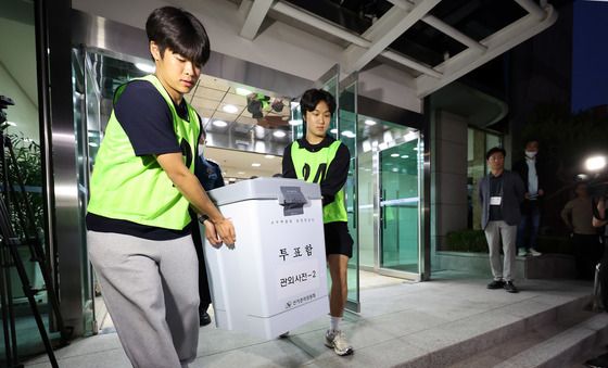 투표함 이송도 '보안 삼엄'…참관단 함께