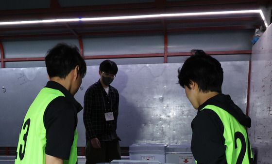 개표장으로 이동하는 사전투표함