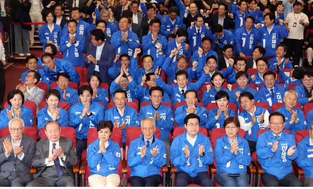 출구조사 결과에 엇갈린 환희와 침묵