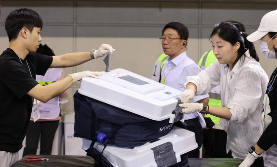 사전투표함 봉인지 제거하는 개표사무원