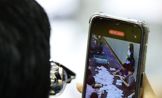 개표 상황 촬영하는 개표관람인