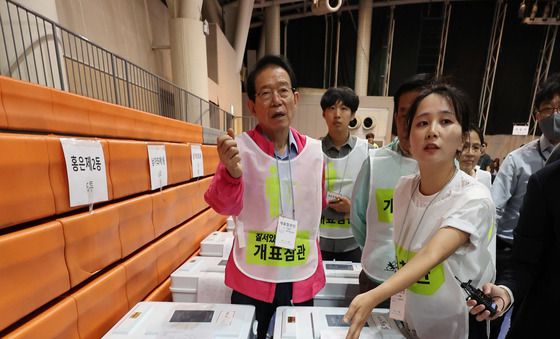 “봉인이 왜 열려 있어?” 이의 제기하는 개표 참관인들