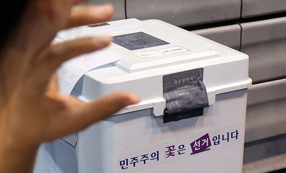훼손된 투표함에 개표소 술렁
