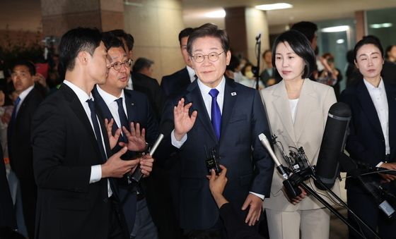 '당선 확실' 취재진 앞에 선 이재명