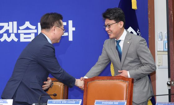 박일준 대한상의 부회장과 악수하는 진성준 정책위의장