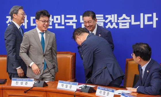 박일준 부회장과 악수하는 김병기 직무대행