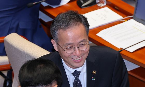 의원들과 인사하는 이형일 직무대행