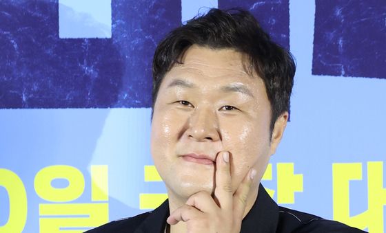 윤경호, 볼 꼬집기 포즈