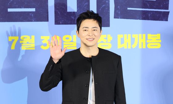 조정석, 빛나는 손 인사