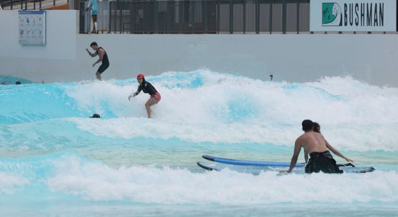 시원하게 부서지는 파도