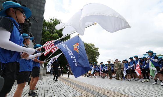 유엔군초전기념비 찾은 대학생 국토대장정 대원들