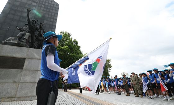 유엔군초전기념비 찾은 대학생 국토대장정 대원들