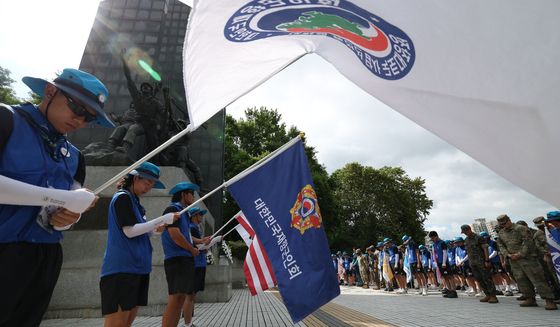 유엔군초전기념비 찾은 대학생 국토대장정 대원들