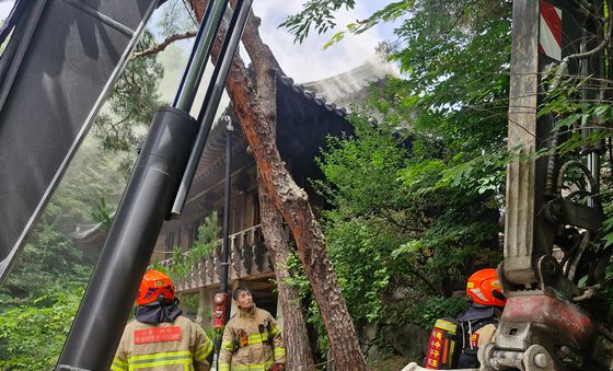 성북동 별서 화재 진압하는 소방당국