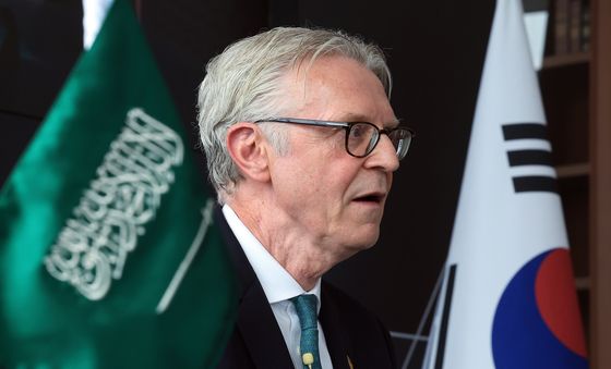 취재진 질문에 답하는 마이클 다이크 CEO