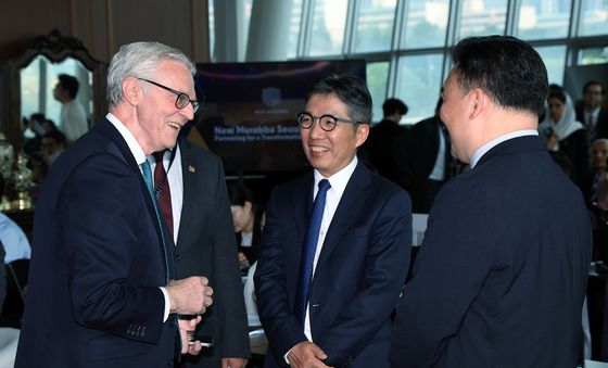 대화 나누는 마이클 다이크 CEO와 김유원 대표