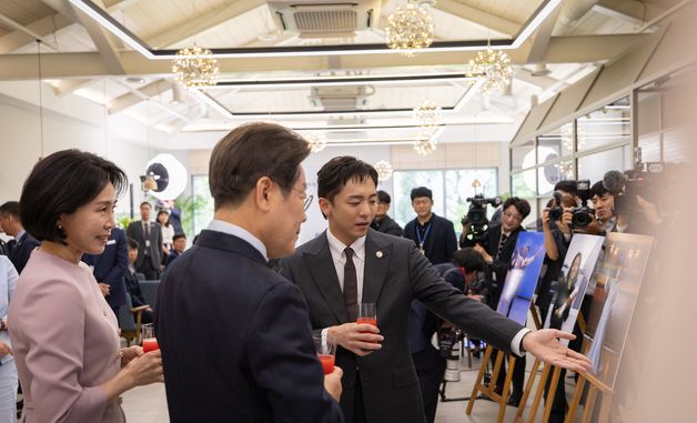 '어쩌면 해피엔딩' 박천휴 작가에게 설명 듣는 이재명 대통령