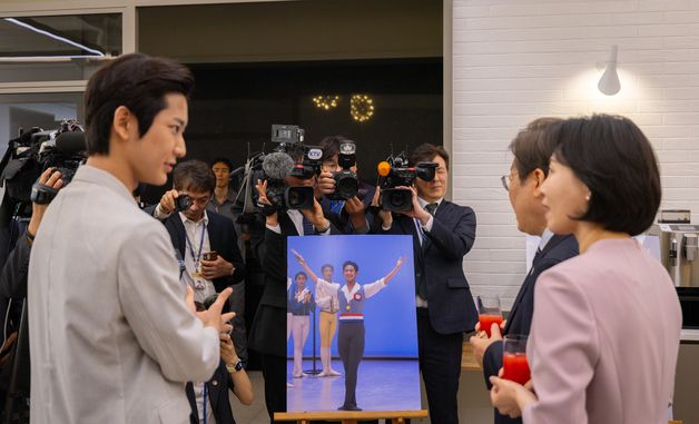 박윤재 발레리노에게 설명 듣는 이재명 대통령