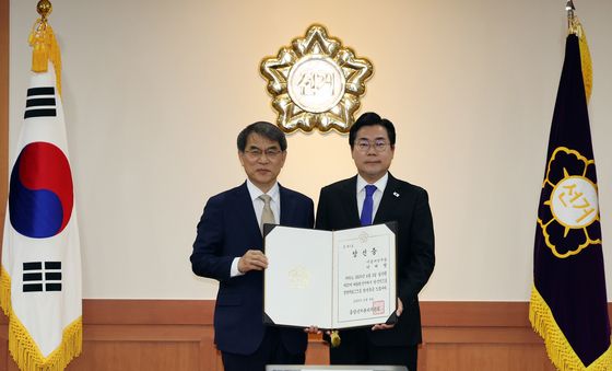 선관위, 이재명 대통령 당선증 수여