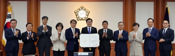 선관위, 대통령 선거 당선증 교부식